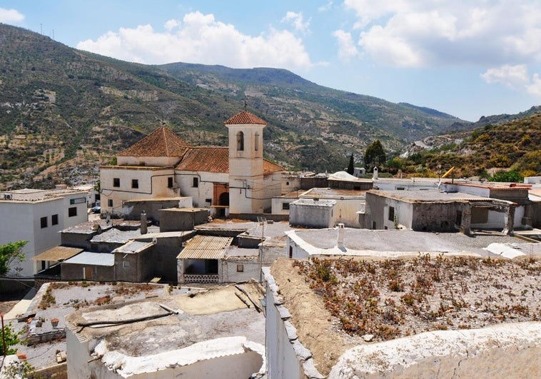 Una madre de la Alpujarra denuncia que sus dos hijas no pueden ir a clase por no tener transporte escolar