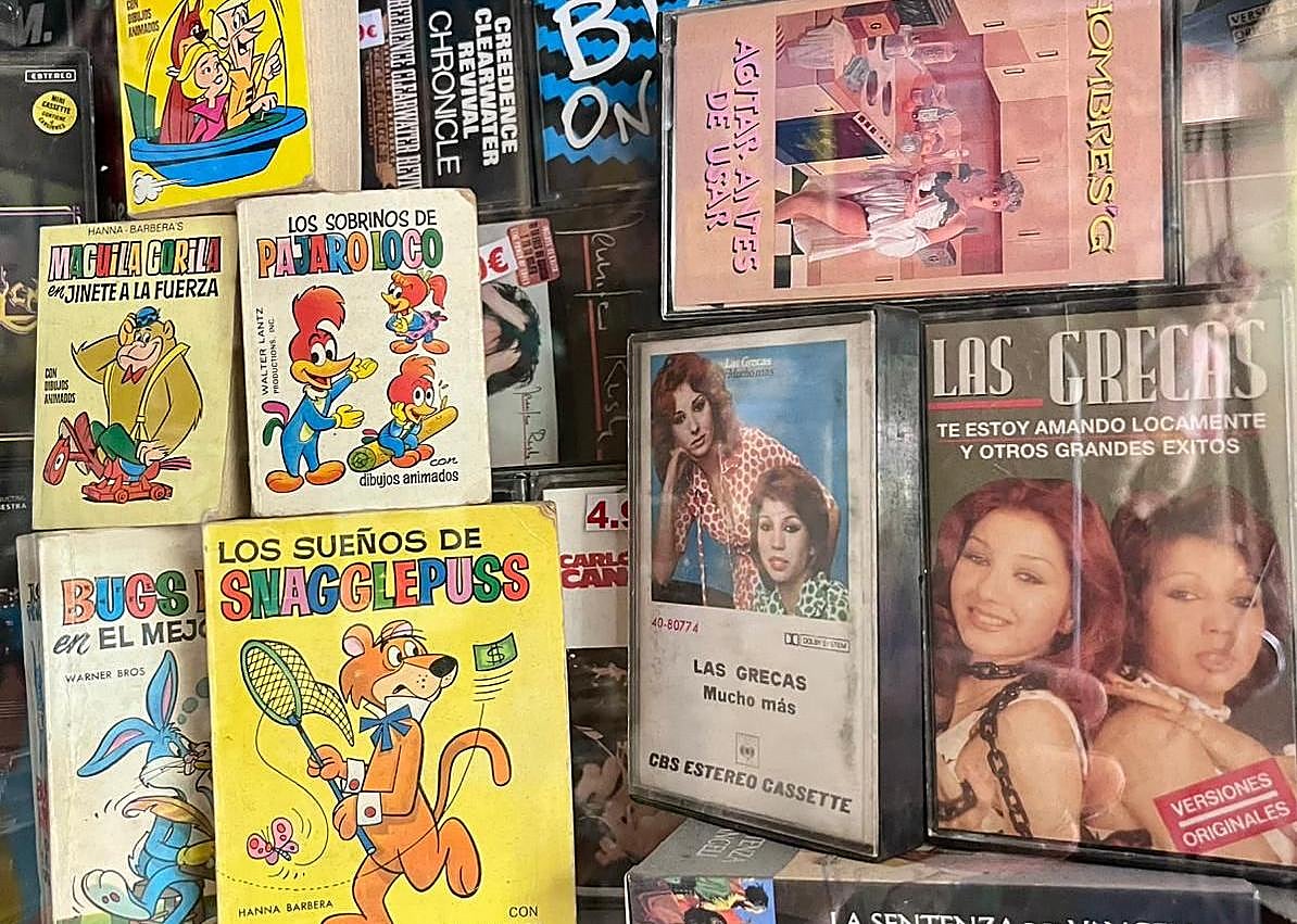 Imagen secundaria 1 - Cintas de videojuegos de Amstrad, MSX y Spectrum; cómics y cintas de música, vinilos y postales. 