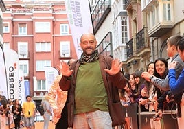 El humorista Javier Cansado se retira temporalmente debido a un tumor.