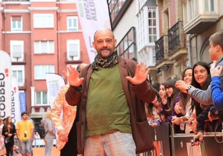 El humorista Javier Cansado se retira temporalmente debido a un tumor