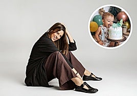 La fotógrafa posa sonriente en el estudio donde elabora sus creaciones.