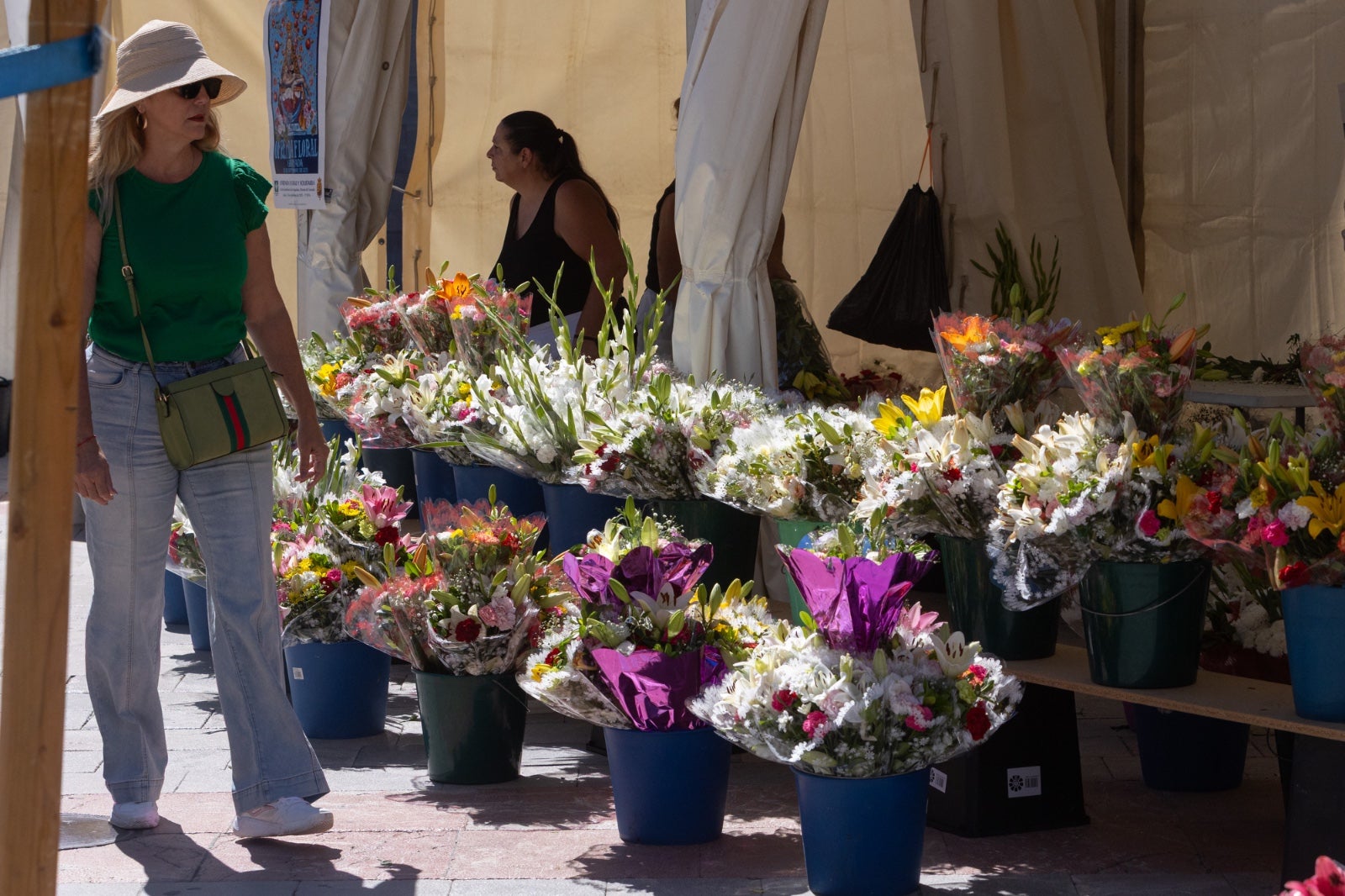 La ofrenda floral a la Virgen de las Angustias, en imágenes