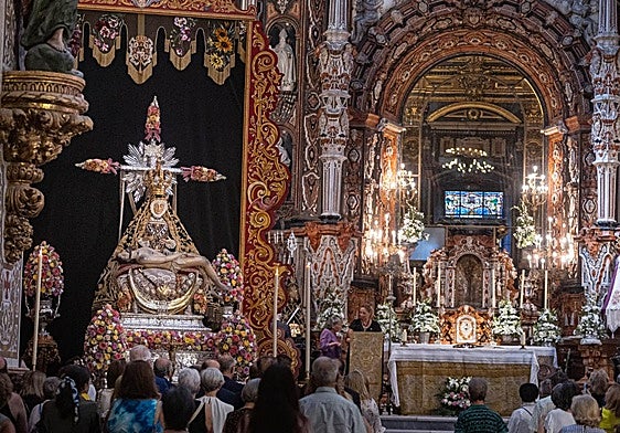 Día grande en Granada con la ofrenda floral a su patrona, la Virgen de las Angustias.
