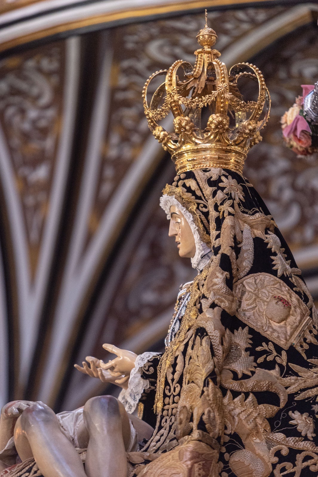 La ofrenda floral a la Virgen de las Angustias, en imágenes