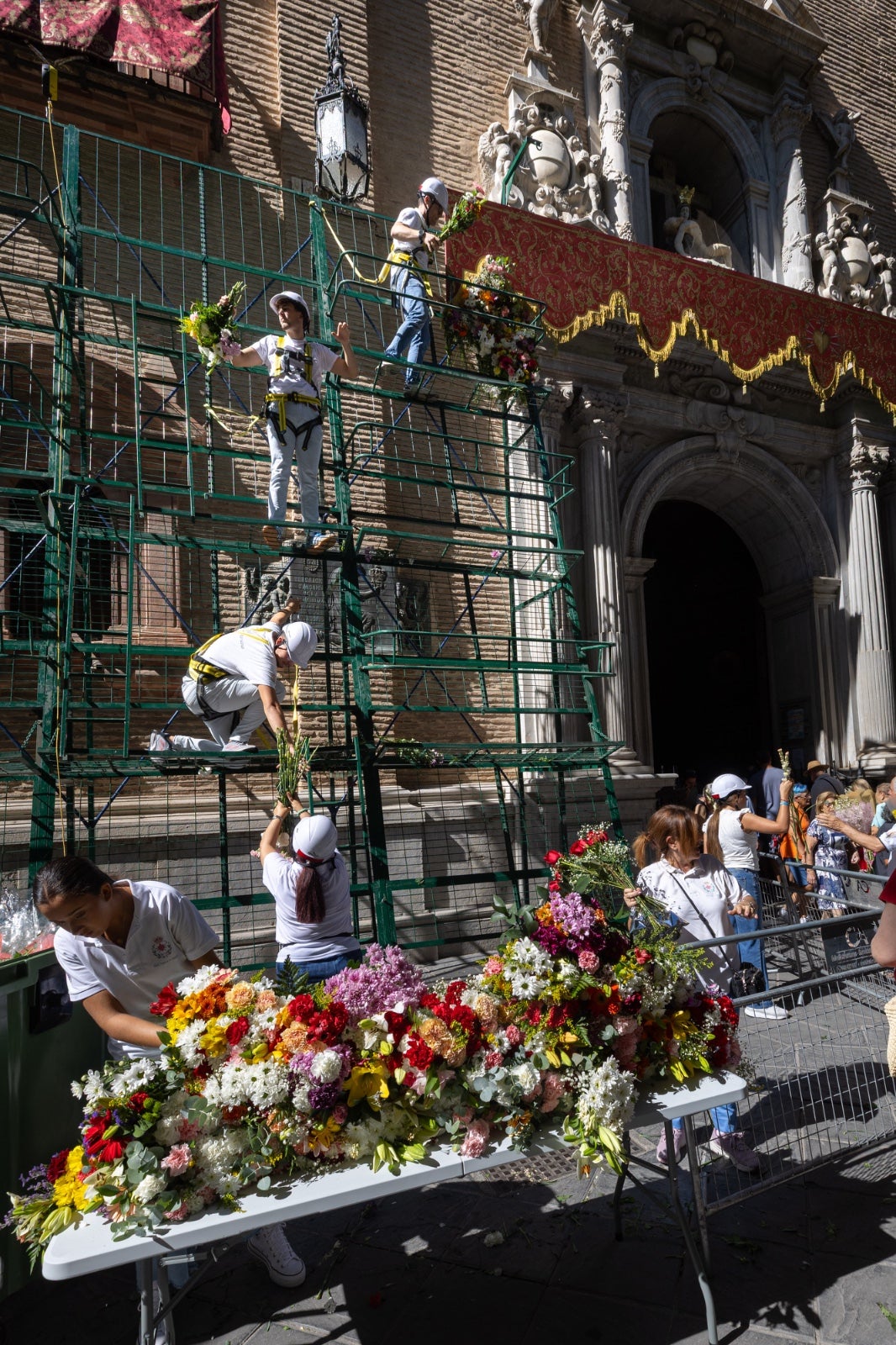 La ofrenda floral a la Virgen de las Angustias, en imágenes