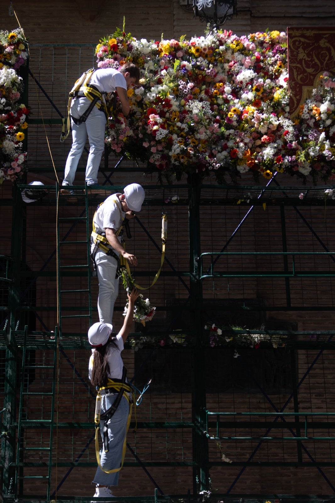 La ofrenda floral a la Virgen de las Angustias, en imágenes