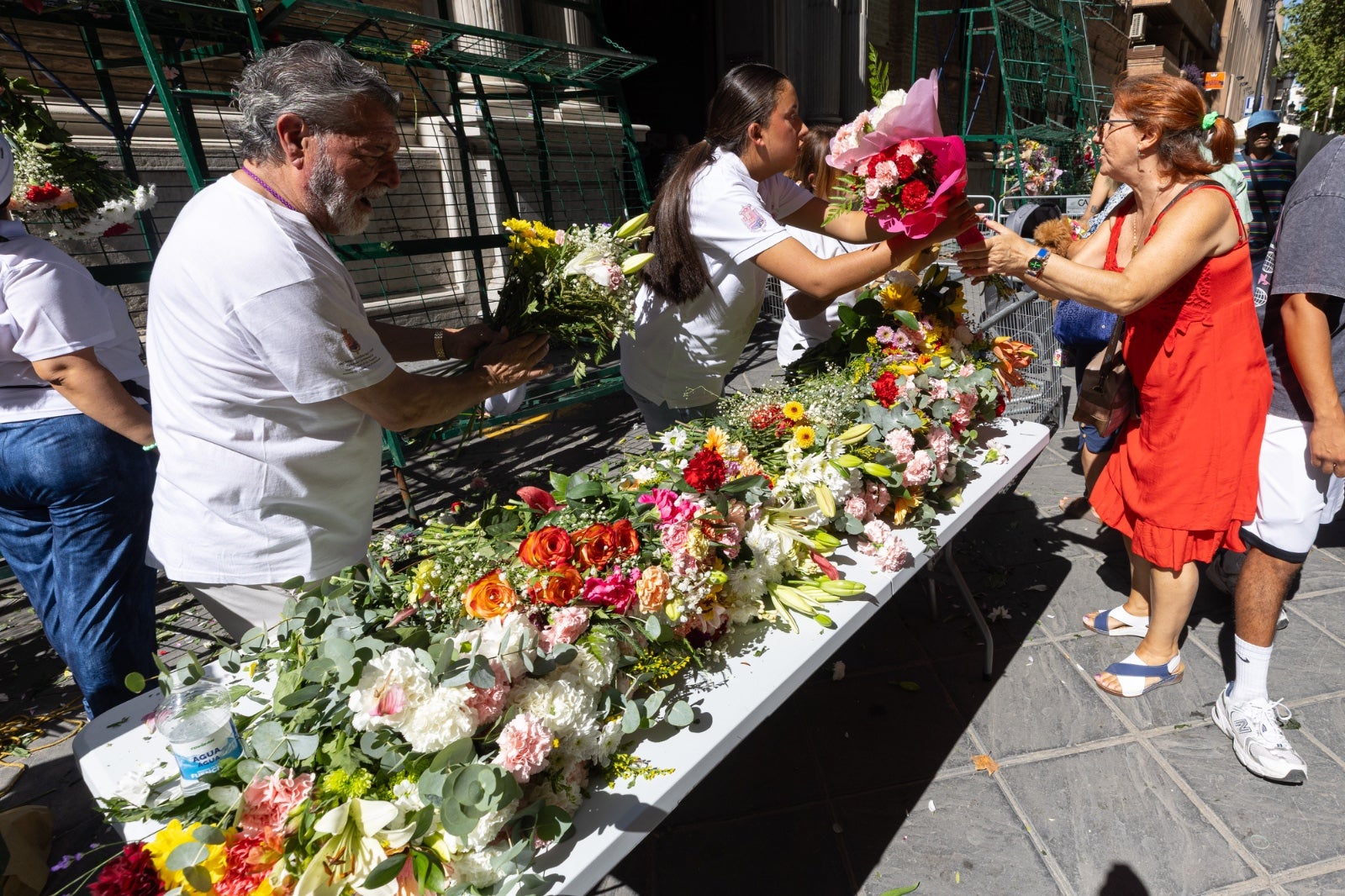 La ofrenda floral a la Virgen de las Angustias, en imágenes