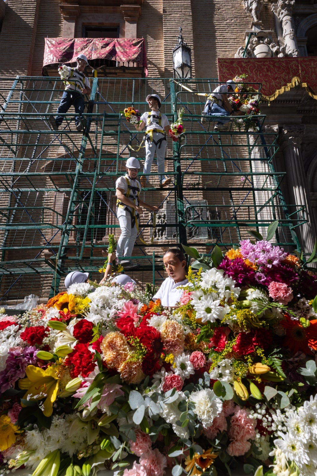 La ofrenda floral a la Virgen de las Angustias, en imágenes