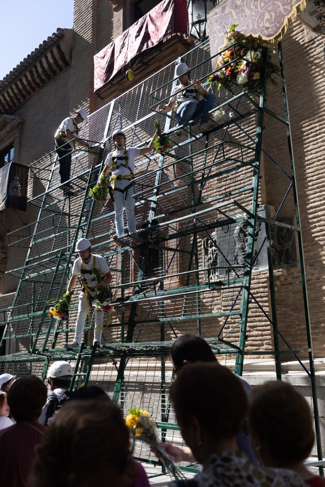 La ofrenda floral a la Virgen de las Angustias, en imágenes
