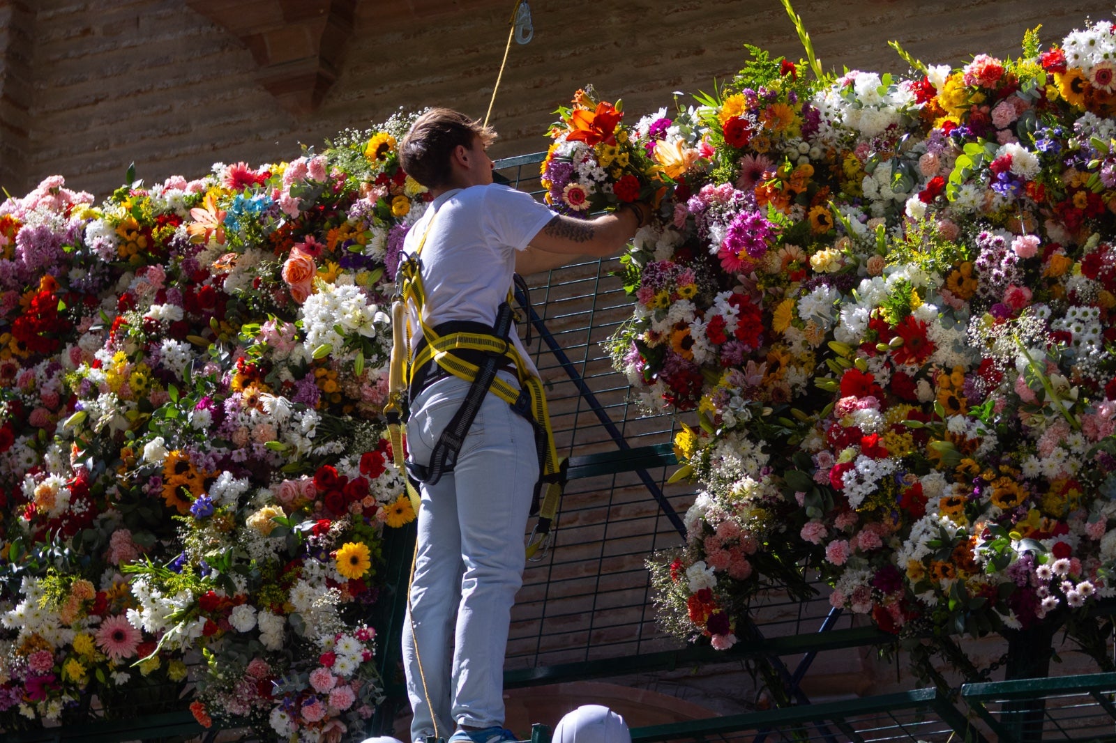 La ofrenda floral a la Virgen de las Angustias, en imágenes