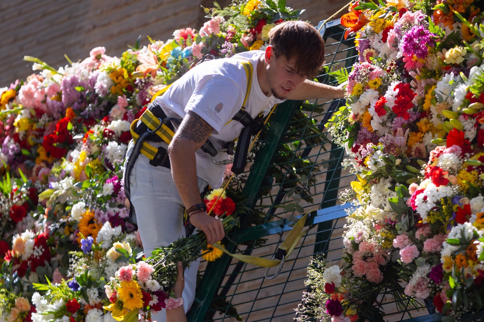 La ofrenda floral a la Virgen de las Angustias, en imágenes