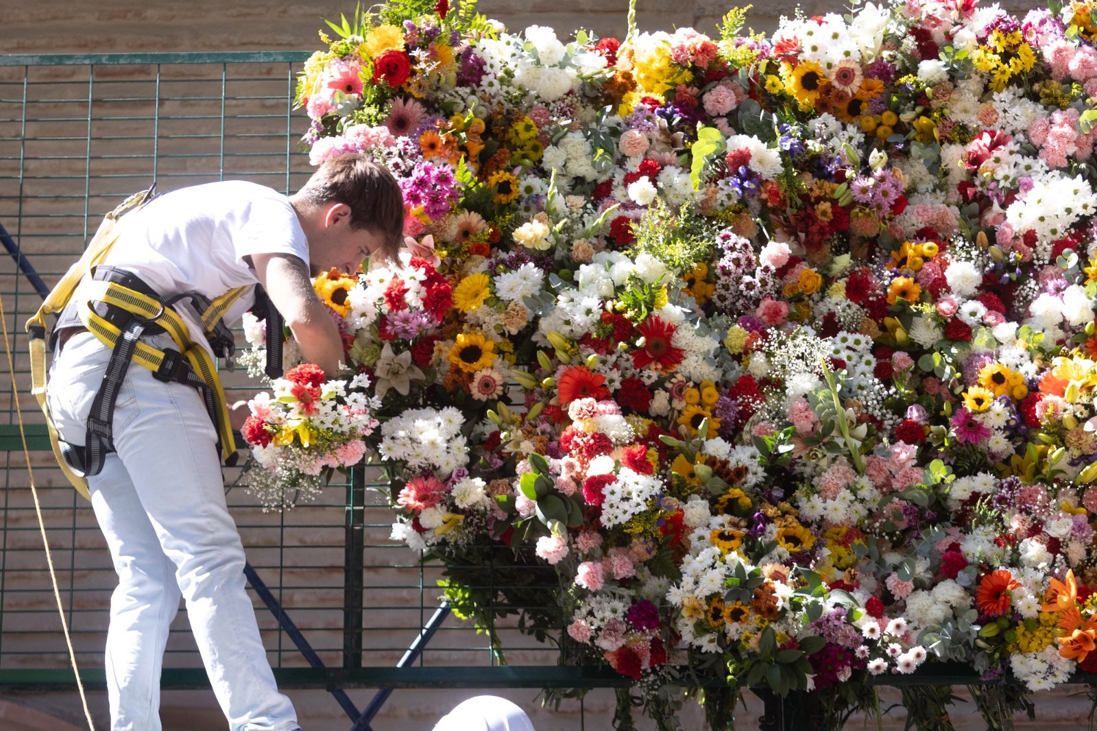 La ofrenda floral a la Virgen de las Angustias, en imágenes