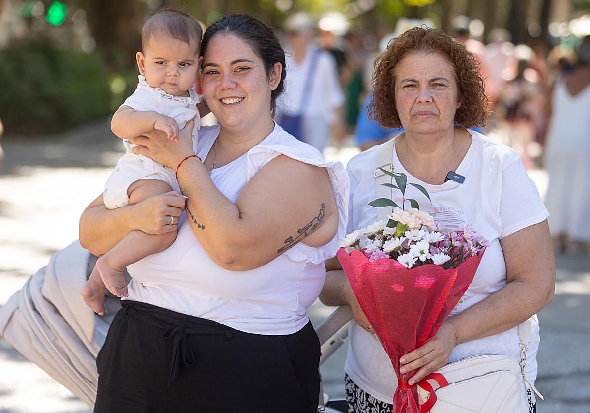 Manuela, junto a su madre y su abuela, en la ofrenda a la Virgen de las Angustias