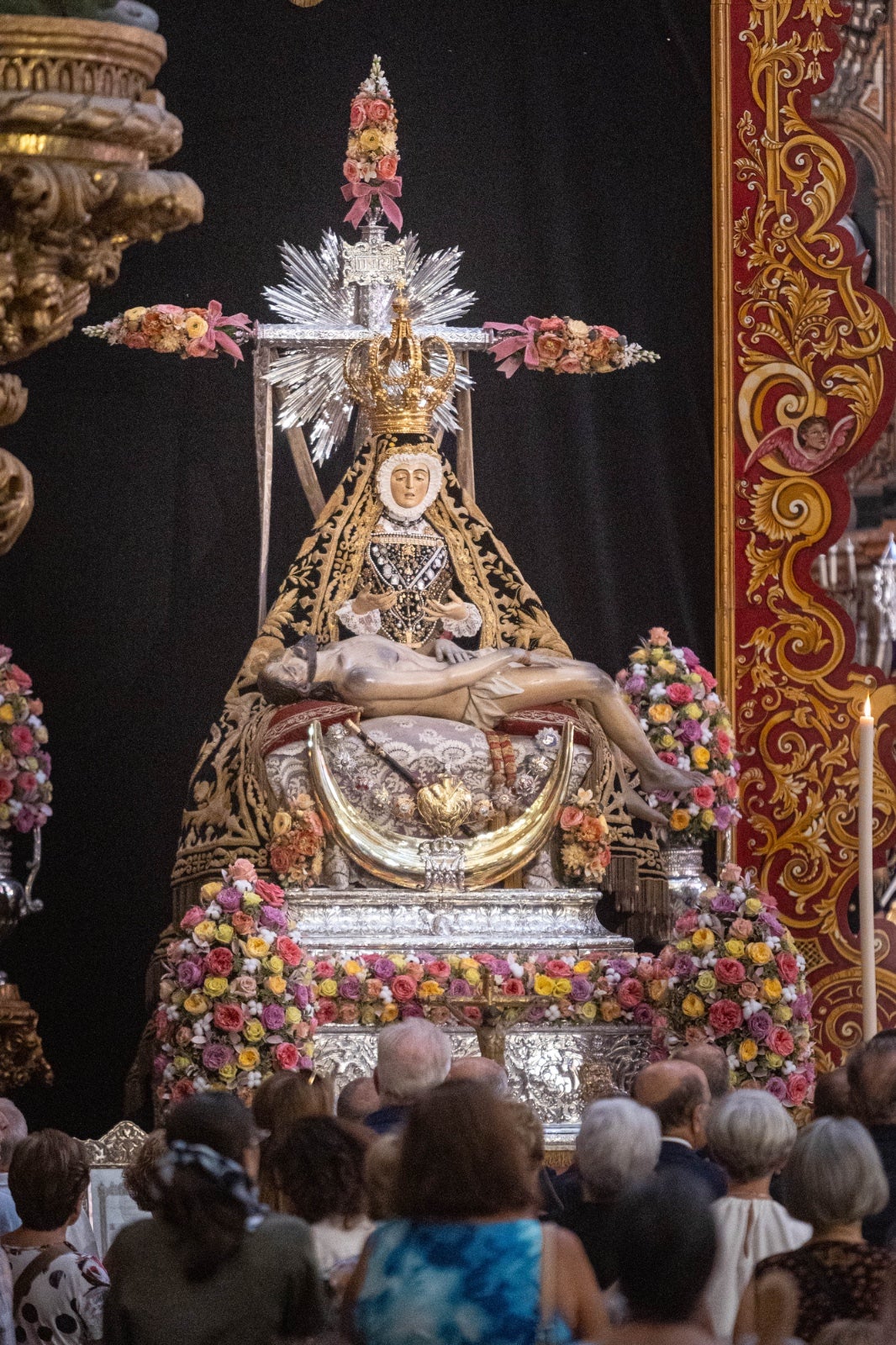 La ofrenda floral a la Virgen de las Angustias, en imágenes