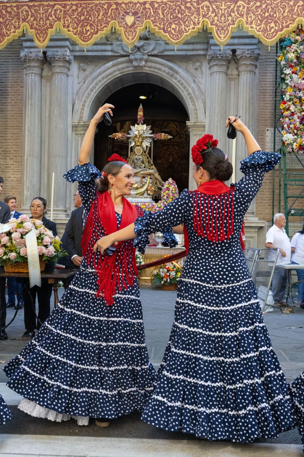 La ofrenda floral a la Virgen de las Angustias, en imágenes