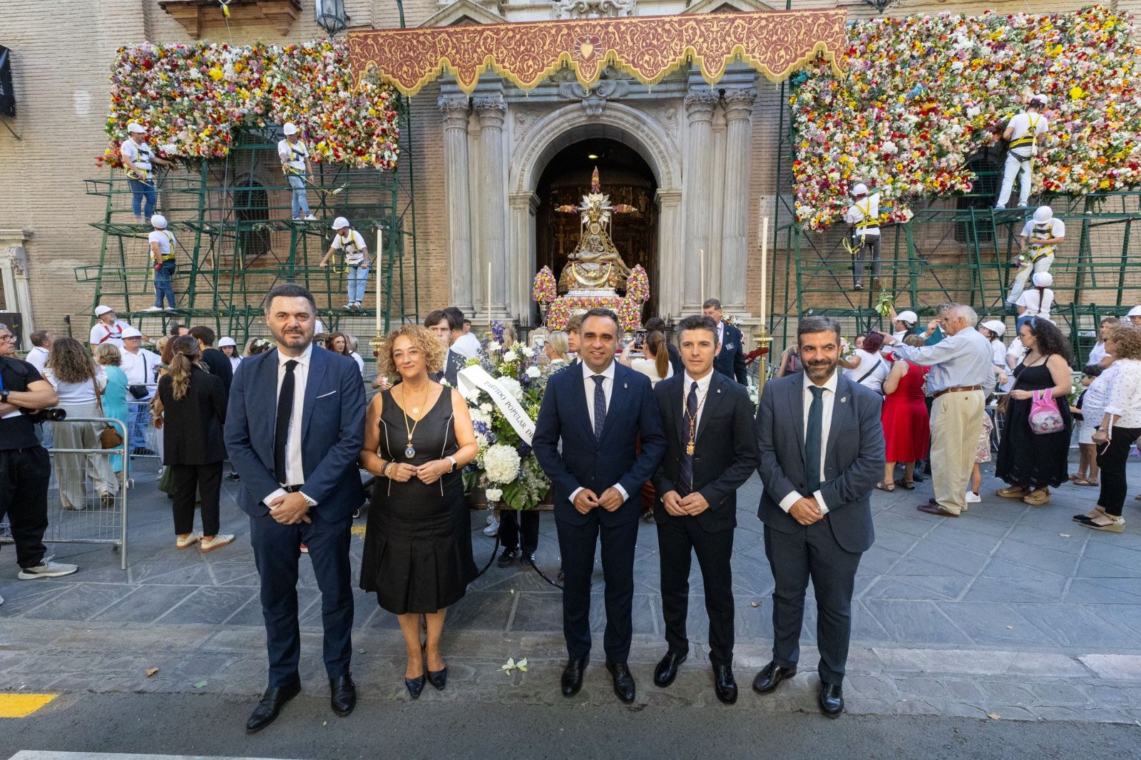La ofrenda floral a la Virgen de las Angustias, en imágenes