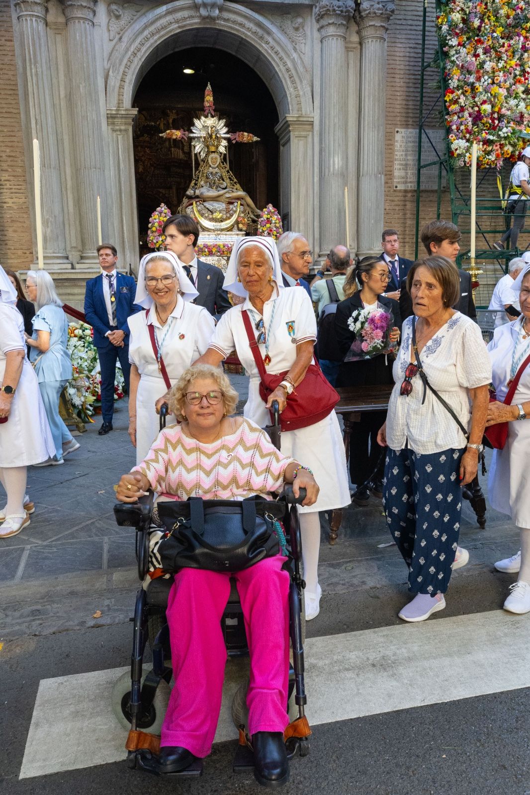 La ofrenda floral a la Virgen de las Angustias, en imágenes