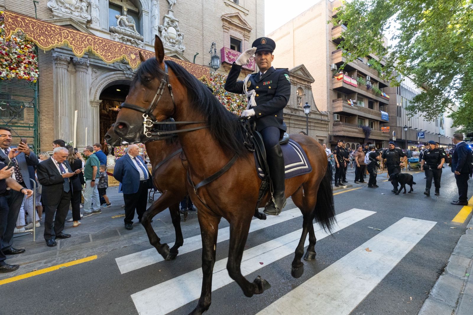 La ofrenda floral a la Virgen de las Angustias, en imágenes