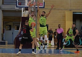 Matt Thomas (13) busca un pase entre la defensa del Unicaja.