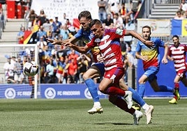 El rojiblanco Myrto Uzuni pelea por el balón ante el Andorra hace varias temporadas.