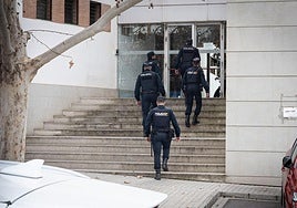 Agentes de la Policía Nacional entran en la Huerta del Rasillo.