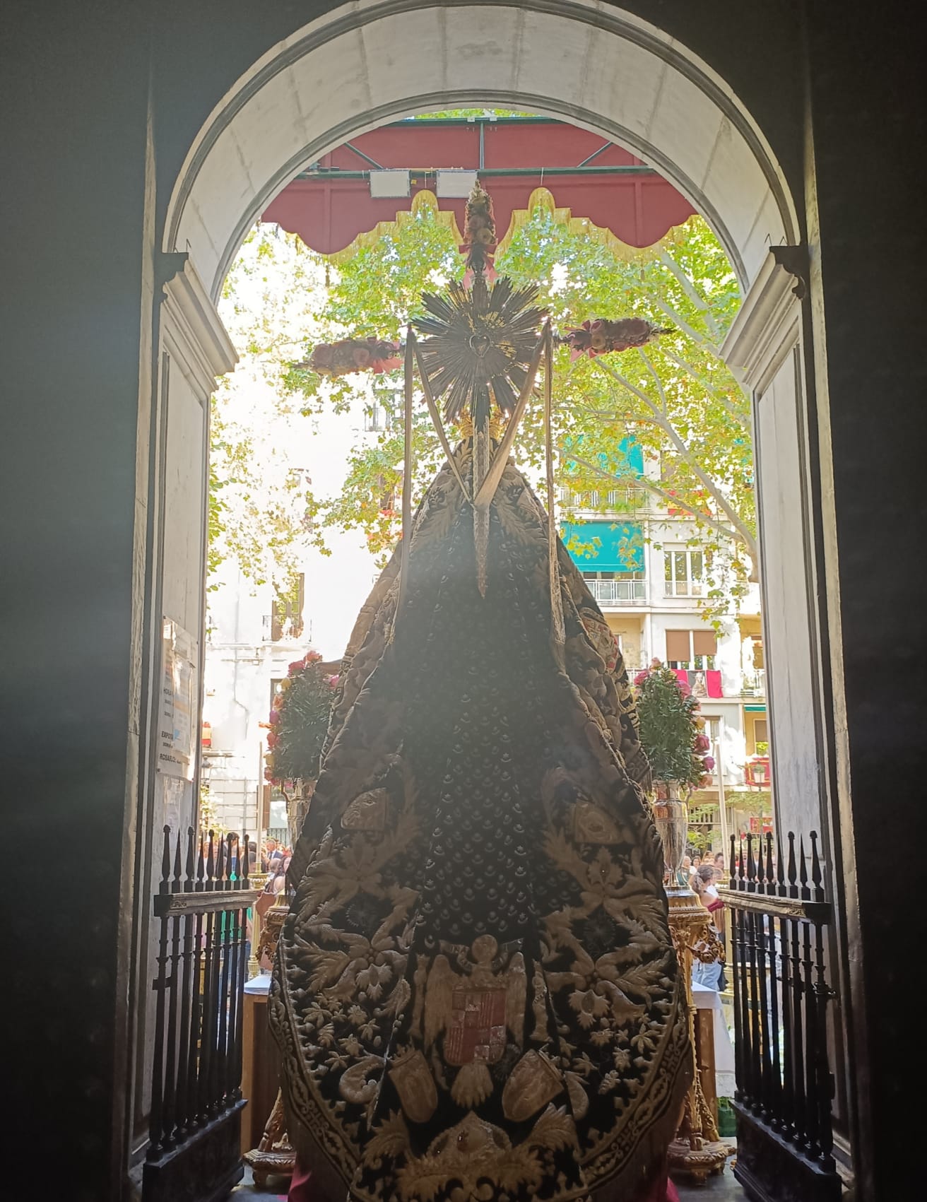 En el interior del templo reina una gran paz, pese a la música y el ambiente que se siente fuera