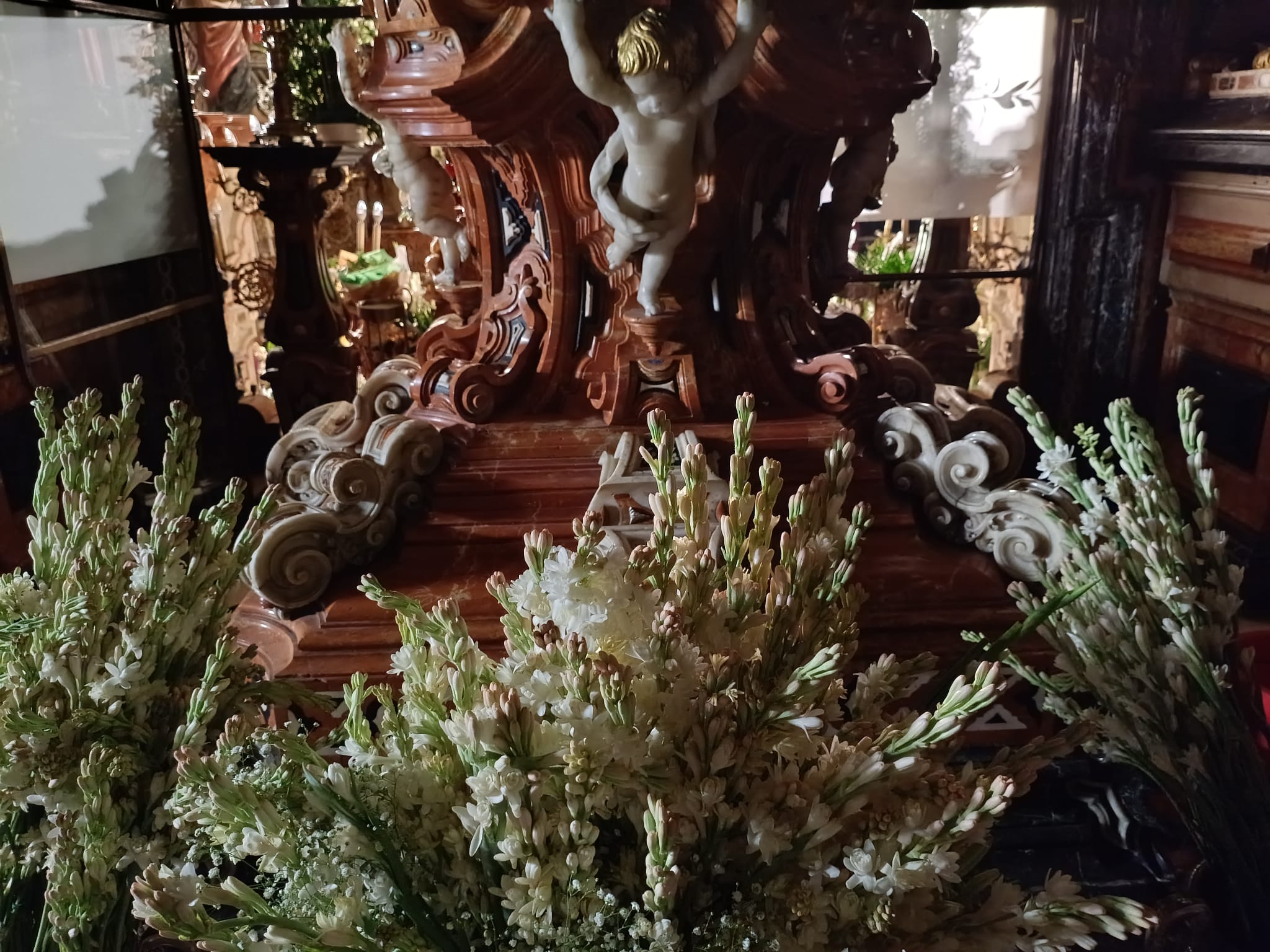 Como manda la tradición, las varas de nardo que se llevan a la Ofrenda pasan al Camarín de la Virgen