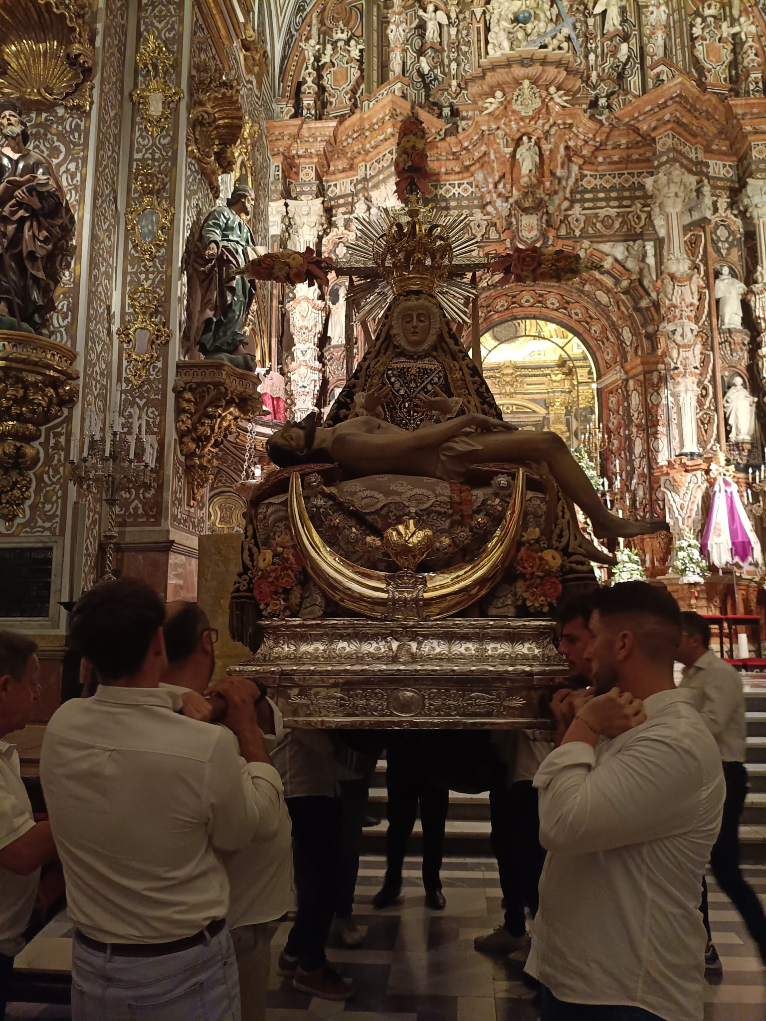 La Virgen se encuentra ya en el crucero de la Basílica para subirla a su paso