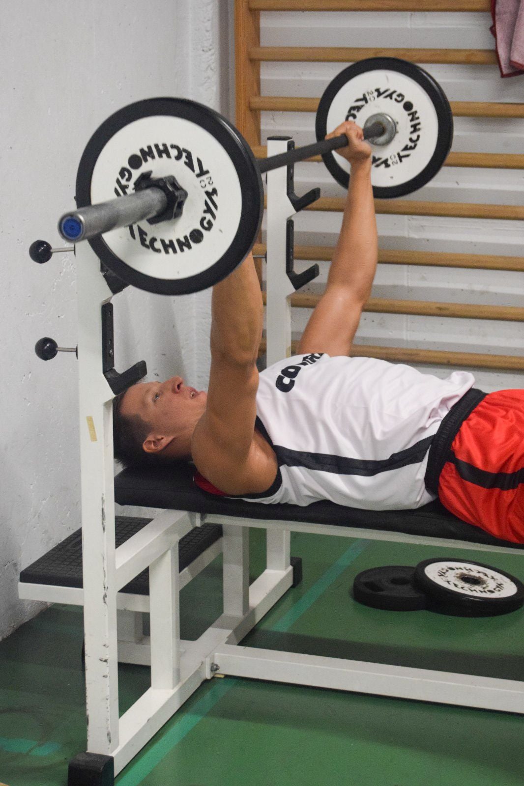 Luka Bozic realiza ejercicios de musculación con las pesas en el gimnasio delPalacio de los Deportes.