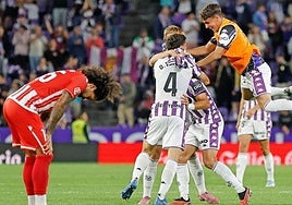 Aridane lamenta el 3-1, con low pucelanos celebrando la sentencia.