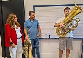 Dos profesores muestran a la consejera uno de los ensayos.