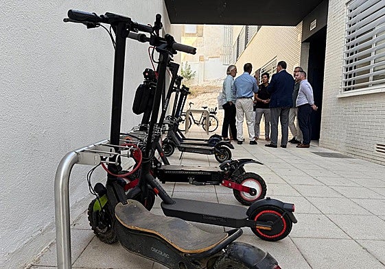 Nuevas plazas de aparcamiento de patinetes y bicicletas en el IES Los Ángeles de Almería.