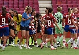 Las jugadoras del Granada, durante el encuentro contra el Badalona Women en Los Cármenes.