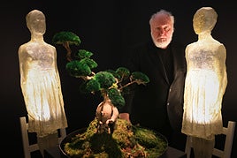 Eugenia Cuttica, junto a una de sus obras que se exponen en la Fundación CajaGranada.