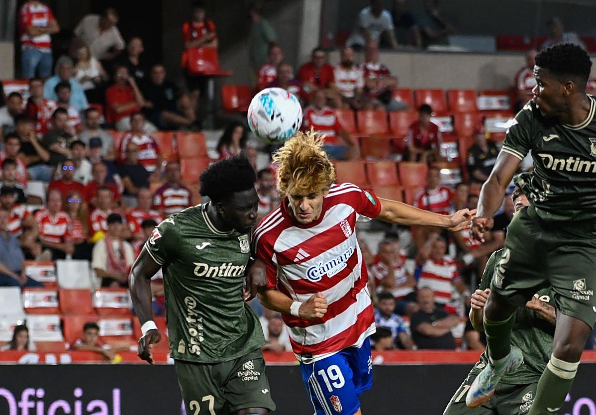 Jorge Pascual intenta un remate en el partido.