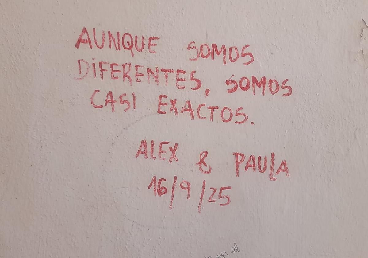 Pillan a una pareja de turistas realizando una pintada de amor en el Albaicín.