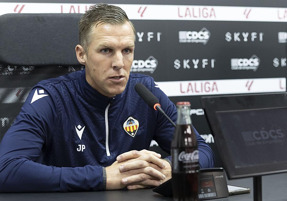 Johan Plat, en una comparecencia con el Castellón.