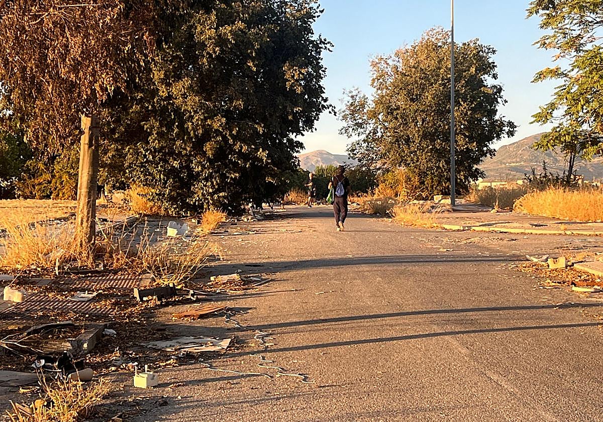 Basura en las calles que rodean los descampados quemados.