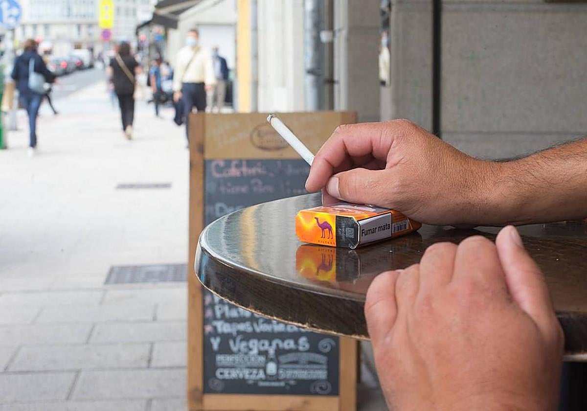 Fumar en las terrazas de los bares estará prohibido con la nueva ley del tabaco.