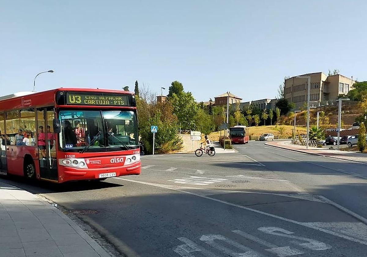 Un autobús urbano, en las inmediaciones del campus de Cartuja.
