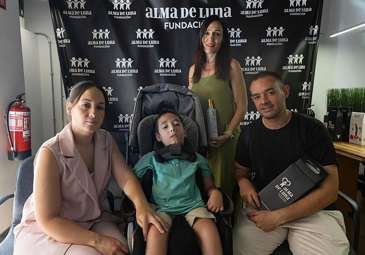 Adrián junto a sus padres y la responsable de marketing de la Fundación Alma de Luna.