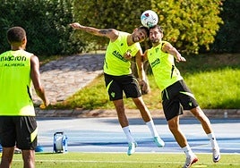 Nelson Monte y Leo Baptistao pelean por el balón.
