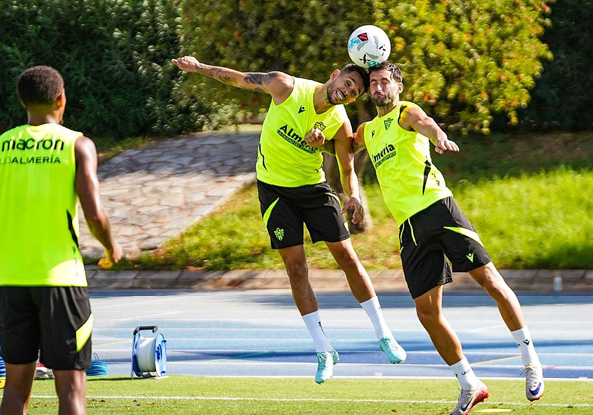 Nelson Monte y Leo Baptistao pelean por el balón.