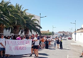 Familias protestan a las puertas del centro.