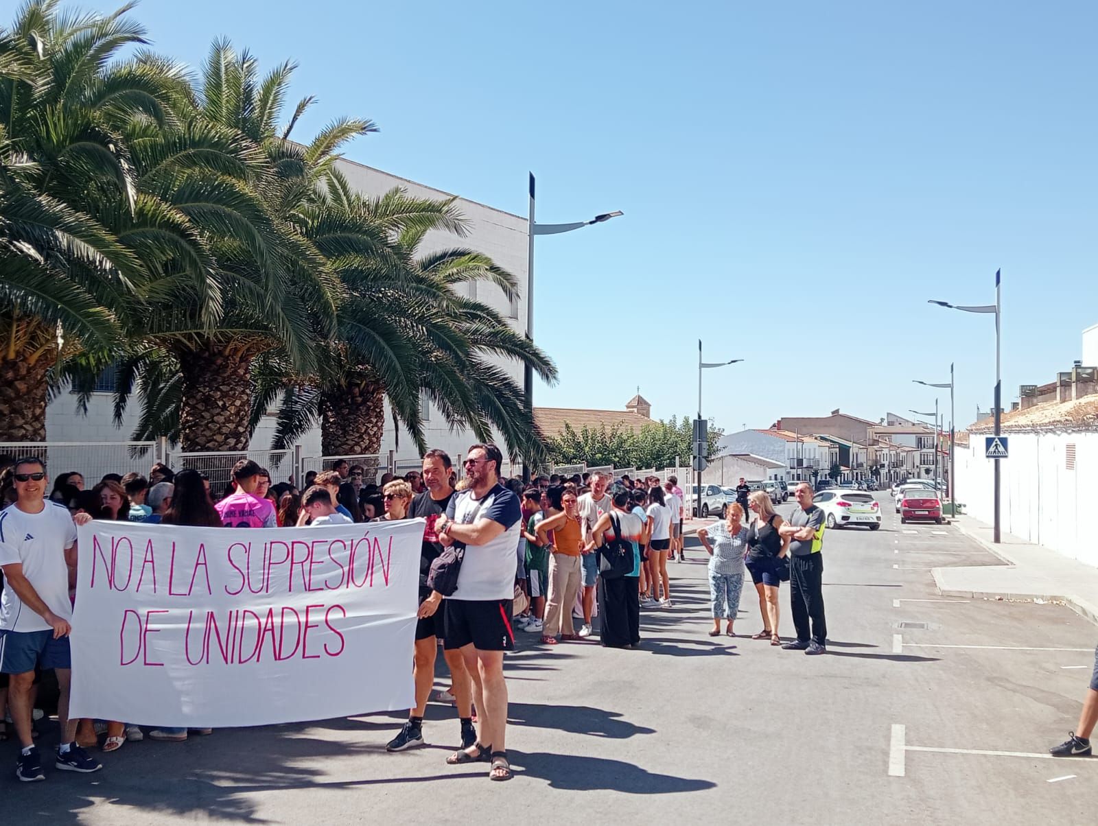Familias protestan a las puertas del centro.