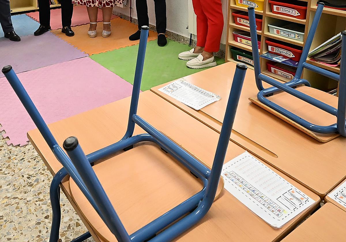 Pupitre vacío en un aula de un colegio de la provincia de Granada.