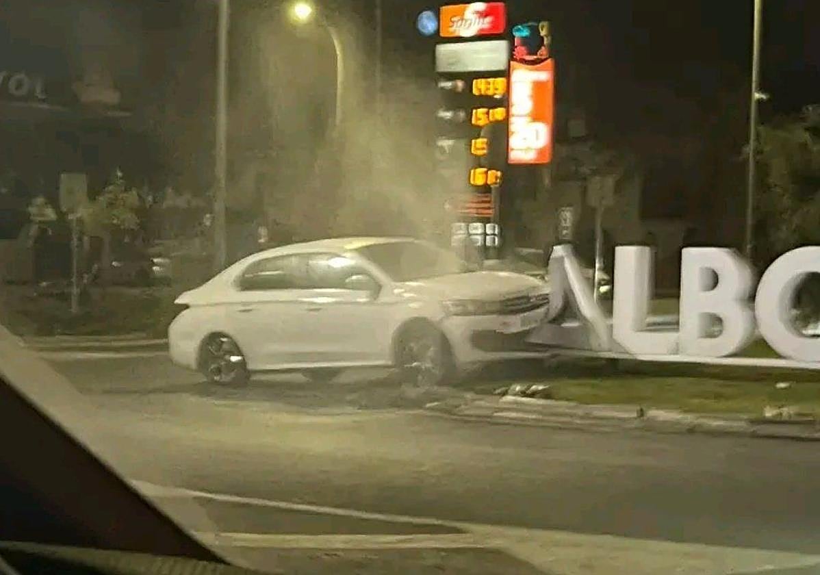 Identifican a un conductor que se estampó en una rotonda en Albolote y se dio a la fuga.