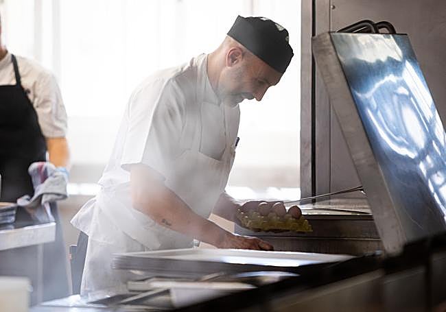 Uno de los cocineros de comedores