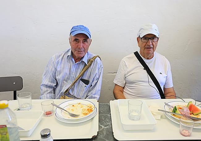Paco y Manolo después de comer el menú de comedores