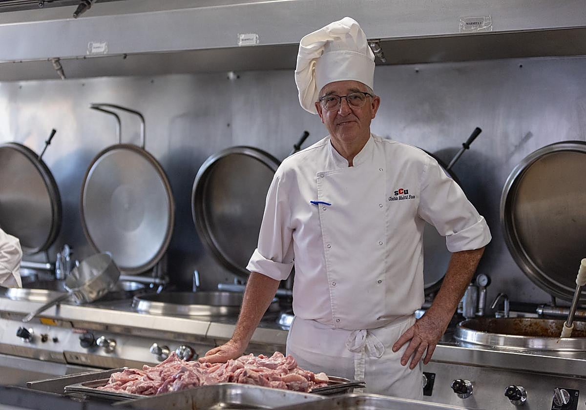 Cándido Madrid Bueno en su cocina de comedores